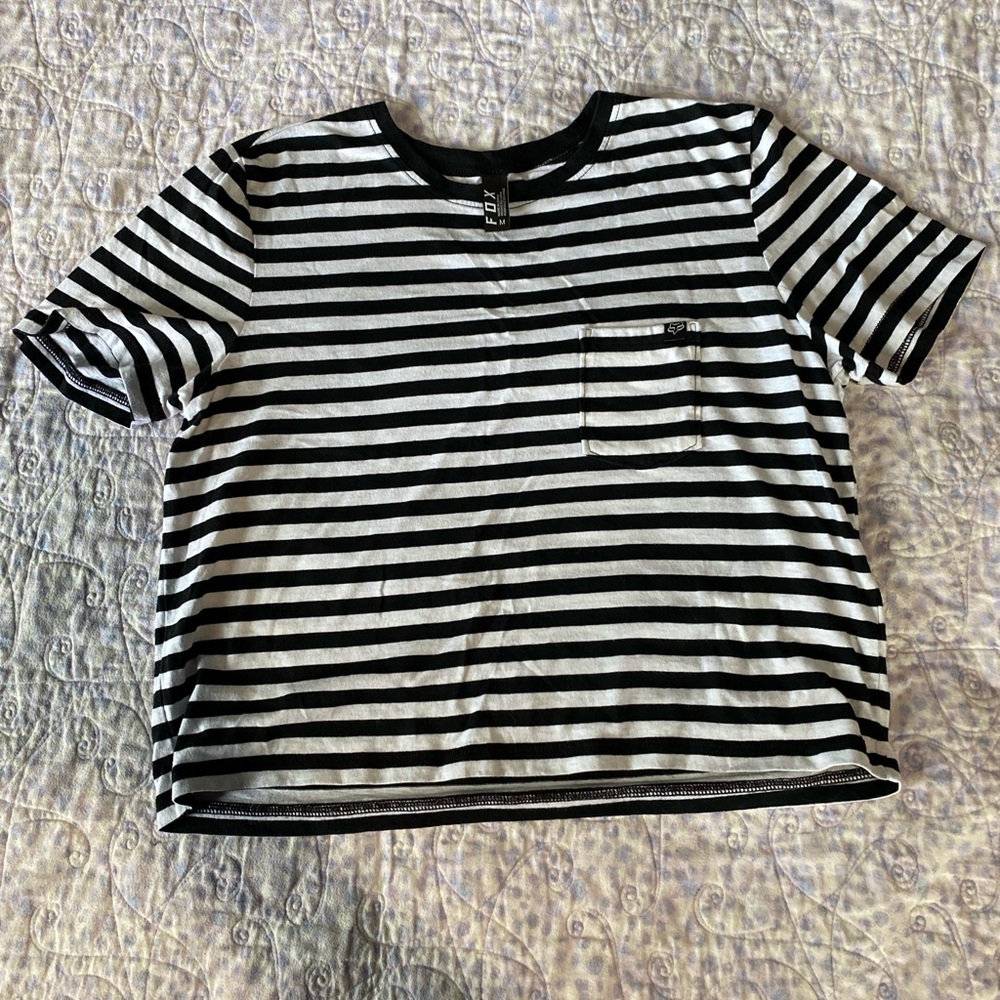 FOX slightly cropped striped t-shirt | size M